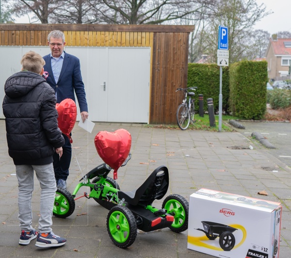 Overhandiging Skelter Aan Kind