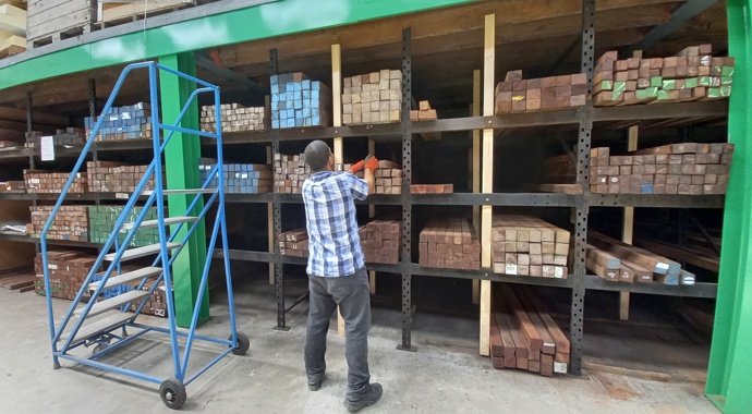 Jongen Bij Hout